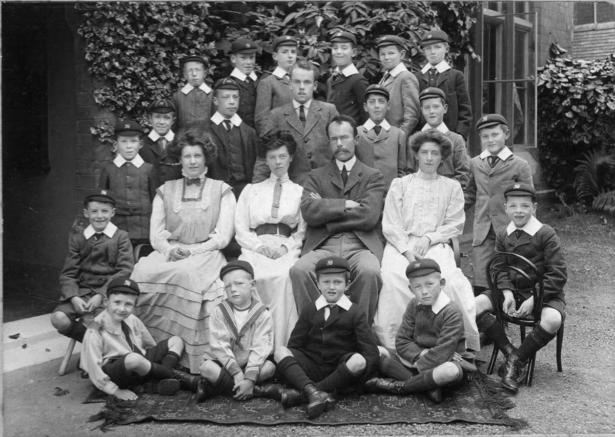 Southlea pupils and teachers circa 1917